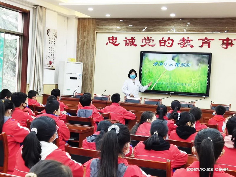 必赢bwin线路检测清姜社卫中心在宝成小学开展青少年预防近视知识讲座(图1)